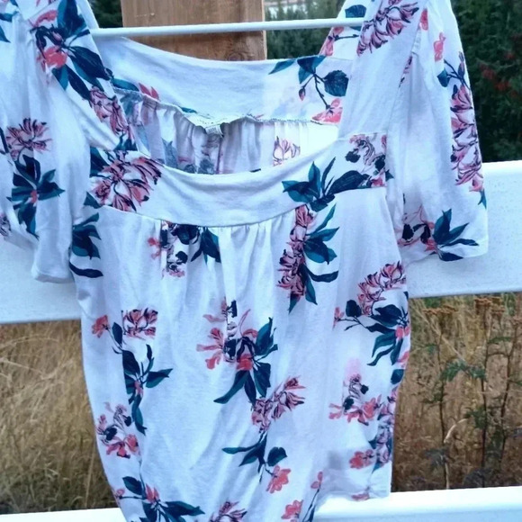 Lucky Brand Tops - White floral short sleeve Lucky Brand t-shirt